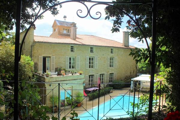 Manoir du 18ème siècle avec piscine et maison d'amis