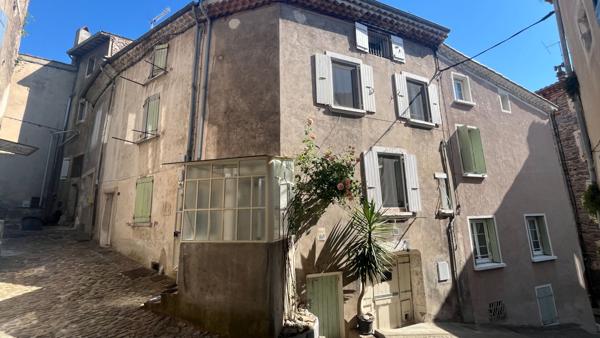 Maison de caractère 3 chambres avec atelier voûté au coeur du village