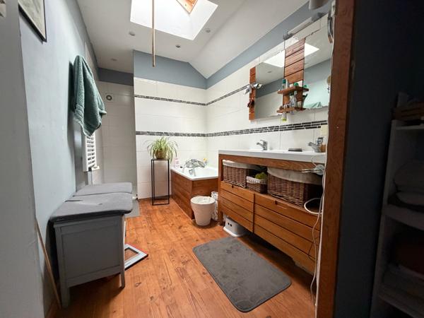 MAISON de 123 m² habitables + dépendances