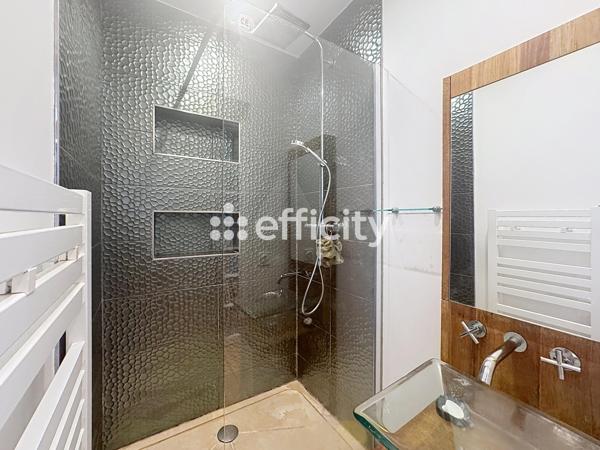 Immeuble
         11 pièces
        - 300 m² 1 200 000 € *