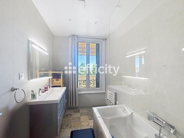 Immeuble
         11 pièces
        - 300 m² 1 200 000 € *