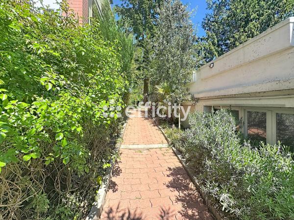 Immeuble
         11 pièces
        - 300 m² 1 200 000 € *