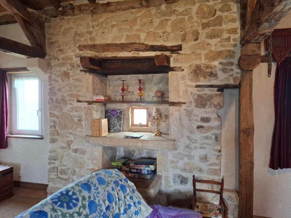 Le charme de la pierre et des poutres ,  ce joli bien est idéal pour une résidence secondaire  ou exploiter un gîte  !