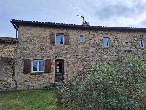 Le charme de la pierre et des poutres ,  ce joli bien est idéal pour une résidence secondaire  ou exploiter un gîte  !