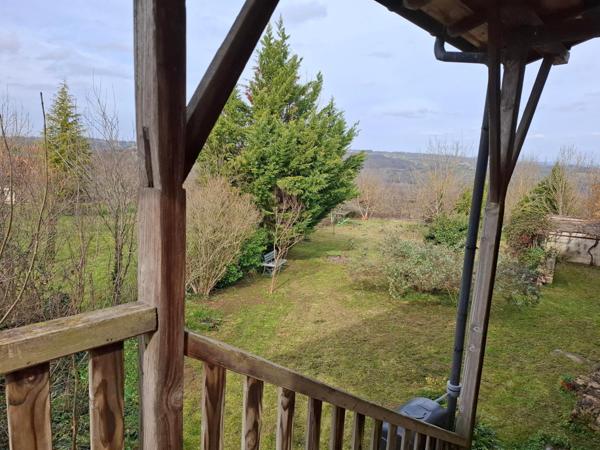 Le charme de la pierre et des poutres ,  ce joli bien est idéal pour une résidence secondaire  ou exploiter un gîte  !