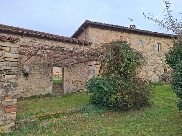 Le charme de la pierre et des poutres ,  ce joli bien est idéal pour une résidence secondaire  ou exploiter un gîte  !