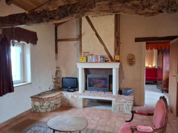 Le charme de la pierre et des poutres ,  ce joli bien est idéal pour une résidence secondaire  ou exploiter un gîte  !