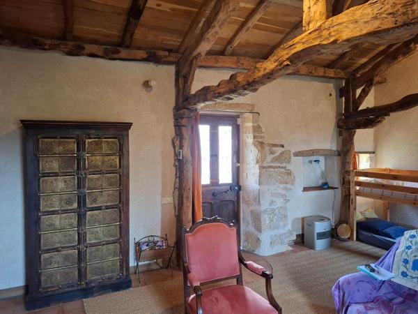 Le charme de la pierre et des poutres ,  ce joli bien est idéal pour une résidence secondaire  ou exploiter un gîte  !