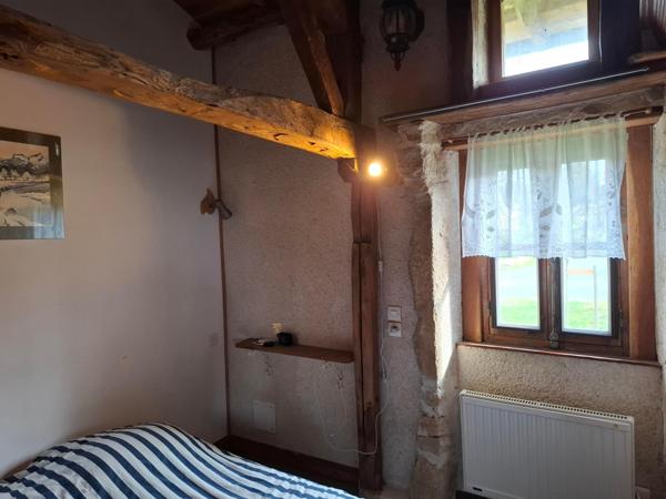 Le charme de la pierre et des poutres ,  ce joli bien est idéal pour une résidence secondaire  ou exploiter un gîte  !