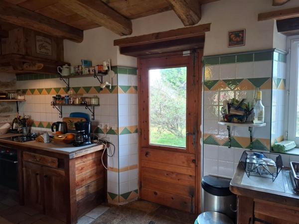 Le charme de la pierre et des poutres ,  ce joli bien est idéal pour une résidence secondaire  ou exploiter un gîte  !