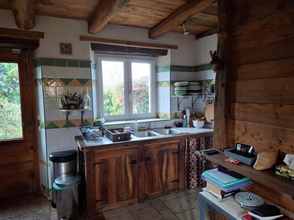 Le charme de la pierre et des poutres ,  ce joli bien est idéal pour une résidence secondaire  ou exploiter un gîte  !