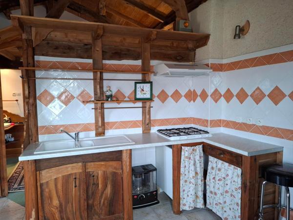 Le charme de la pierre et des poutres ,  ce joli bien est idéal pour une résidence secondaire  ou exploiter un gîte  !