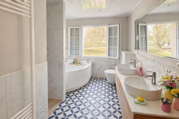 Maisons à vendre À Tonnay-Charente – Ensemble immobilier avec gîte indépendant sur parc arboré de 4 673 m²