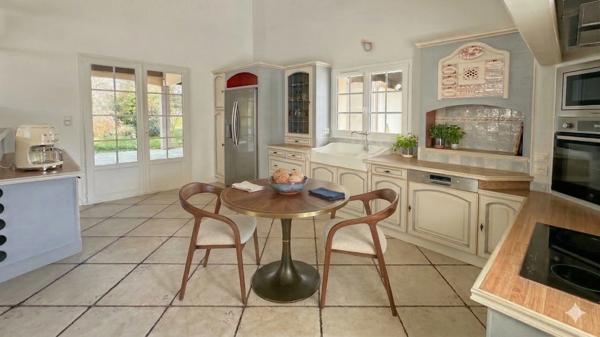 Maisons à vendre À Tonnay-Charente – Ensemble immobilier avec gîte indépendant sur parc arboré de 4 673 m²