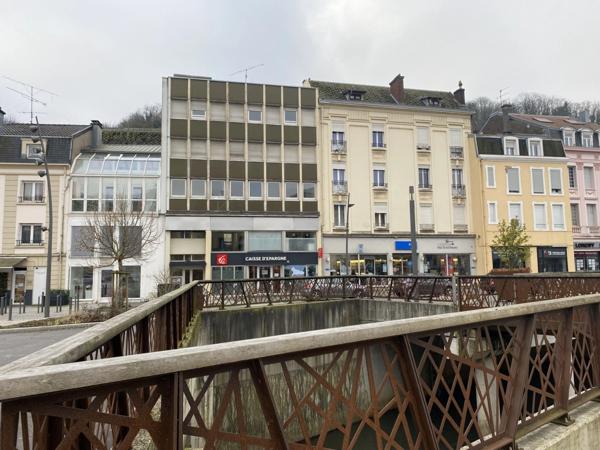 LONGWY, FACE A LA GARE FERROVIAIRE ET SUR LA BELLE PLACE LECLERC, APPARTEMENT TRES LUMINEUX LIBRE DE SUITE DE 84M² + UNE CAVE PRIVATIVE