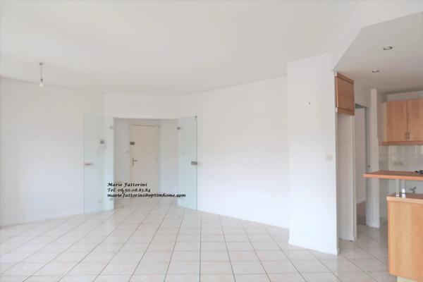 LONGWY, FACE A LA GARE FERROVIAIRE ET SUR LA BELLE PLACE LECLERC, APPARTEMENT TRES LUMINEUX LIBRE DE SUITE DE 84M² + UNE CAVE PRIVATIVE