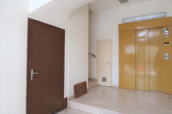 LONGWY, FACE A LA GARE FERROVIAIRE ET SUR LA BELLE PLACE LECLERC, APPARTEMENT TRES LUMINEUX LIBRE DE SUITE DE 84M² + UNE CAVE PRIVATIVE