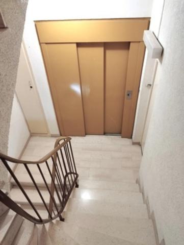 LONGWY, FACE A LA GARE FERROVIAIRE ET SUR LA BELLE PLACE LECLERC, APPARTEMENT TRES LUMINEUX LIBRE DE SUITE DE 84M² + UNE CAVE PRIVATIVE