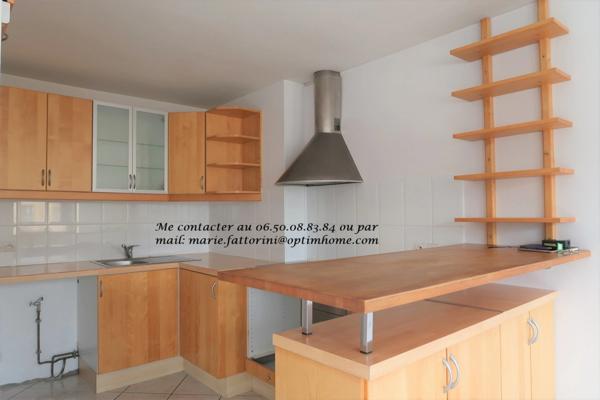 LONGWY, FACE A LA GARE FERROVIAIRE ET SUR LA BELLE PLACE LECLERC, APPARTEMENT TRES LUMINEUX LIBRE DE SUITE DE 84M² + UNE CAVE PRIVATIVE