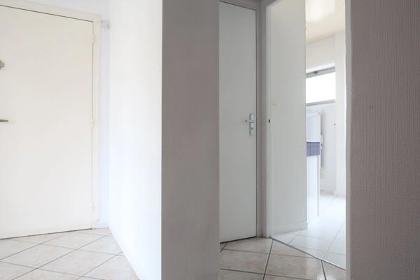 LONGWY, FACE A LA GARE FERROVIAIRE ET SUR LA BELLE PLACE LECLERC, APPARTEMENT TRES LUMINEUX LIBRE DE SUITE DE 84M² + UNE CAVE PRIVATIVE