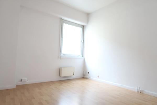 LONGWY, FACE A LA GARE FERROVIAIRE ET SUR LA BELLE PLACE LECLERC, APPARTEMENT TRES LUMINEUX LIBRE DE SUITE DE 84M² + UNE CAVE PRIVATIVE