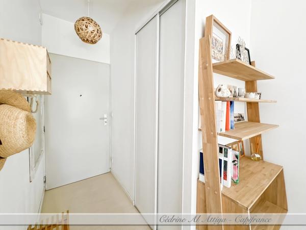 Appartement à vendre 2 pièces de 35m2 au 1er étage avec ascenseur, loggia, parking et local à vélos