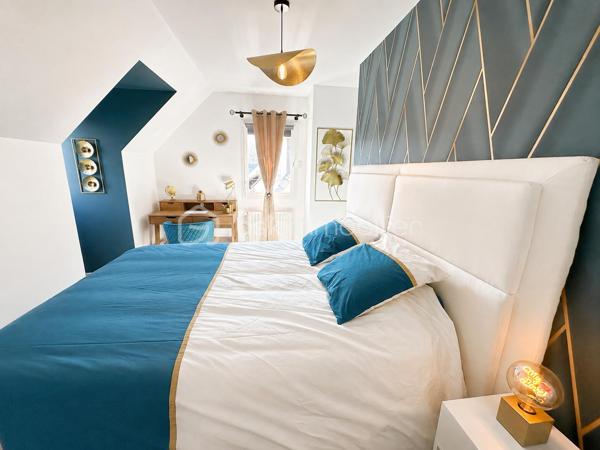 EXCLUSIVITÉ – SAINT-ÉTIENNE-DU-ROUVRAY  🏡 magnifique maison  d’environ 100 m², construite en 2005, sur un terrain clos de 526 m².

Une maison familiale aux volumes agréables, offrant 4 chambres et aucun travaux à prévoir.

LA MAISON

Au rez-de-chaussée :

Pièce de vie lumineuse d’environ 30 m²
Cuisine aménagée et équipée de 12 m²
Arrière-cuisine/buanderie avec accès direct au garage
Chambre de 12 m² avec double placard
WC
Garage 

À l’étage :
3 chambres d’environ 12 m² chacune, dont une avec dressing
Salle de bains récente de 6 m² avec WC

UN EXTÉRIEUR COUP DE CŒUR 🌿

-Le jardin entièrement clos et sans vis-à-vis, est particulièrement soigné et joliment aménagé. Calme, intimité et une petite ambiance zen : un extérieur où l’on prend plaisir à profiter des beaux jours.
-Terrasse, cabanon de jardin et portail électrique complètent l’ensemble.

LES +
- Classe énergétique C
- Chauffage au gaz de ville chaudière à condensation 
-Toiture en tuiles plates nettoyée, démoussée et repeinte
-Volets roulants solaires Bubendorff domotisés installés en 2025
- Fibre optique
- Moustiquaires aux fenêtres
- Orientation Est-Ouest
- Taxe foncière : 2 000 €

À PROXIMITÉ 📍
- Lignes de bus F3 et F6 et 42 école Paul-Langevin, collège Paul-Éluard et parc omnisports Youri-Gagarine.
- Accès rapide à l’A13 et à la gare SNCF, avec liaisons vers Paris, Caen et Le Havre.

CHERS ACQUÉREURS
Mes clients ont un nouveau projet immobilier. Il est donc important que les visites soient réservées à des acquéreurs ayant UN FINANCEMENT DÉJA ETUDIÉ !!!!
Besoin d’un courtier ? Je peux vous transmettre les coordonnées d’un professionnel de confiance.
L’objectif : un vrai projet, une visite utile… et pourquoi pas un coup de cœur !