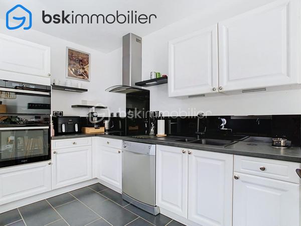 EXCLUSIVITÉ – SAINT-ÉTIENNE-DU-ROUVRAY  🏡 magnifique maison  d’environ 100 m², construite en 2005, sur un terrain clos de 526 m².

Une maison familiale aux volumes agréables, offrant 4 chambres et aucun travaux à prévoir.

LA MAISON

Au rez-de-chaussée :

Pièce de vie lumineuse d’environ 30 m²
Cuisine aménagée et équipée de 12 m²
Arrière-cuisine/buanderie avec accès direct au garage
Chambre de 12 m² avec double placard
WC
Garage 

À l’étage :
3 chambres d’environ 12 m² chacune, dont une avec dressing
Salle de bains récente de 6 m² avec WC

UN EXTÉRIEUR COUP DE CŒUR 🌿

-Le jardin entièrement clos et sans vis-à-vis, est particulièrement soigné et joliment aménagé. Calme, intimité et une petite ambiance zen : un extérieur où l’on prend plaisir à profiter des beaux jours.
-Terrasse, cabanon de jardin et portail électrique complètent l’ensemble.

LES +
- Classe énergétique C
- Chauffage au gaz de ville chaudière à condensation 
-Toiture en tuiles plates nettoyée, démoussée et repeinte
-Volets roulants solaires Bubendorff domotisés installés en 2025
- Fibre optique
- Moustiquaires aux fenêtres
- Orientation Est-Ouest
- Taxe foncière : 2 000 €

À PROXIMITÉ 📍
- Lignes de bus F3 et F6 et 42 école Paul-Langevin, collège Paul-Éluard et parc omnisports Youri-Gagarine.
- Accès rapide à l’A13 et à la gare SNCF, avec liaisons vers Paris, Caen et Le Havre.

CHERS ACQUÉREURS
Mes clients ont un nouveau projet immobilier. Il est donc important que les visites soient réservées à des acquéreurs ayant UN FINANCEMENT DÉJA ETUDIÉ !!!!
Besoin d’un courtier ? Je peux vous transmettre les coordonnées d’un professionnel de confiance.
L’objectif : un vrai projet, une visite utile… et pourquoi pas un coup de cœur !