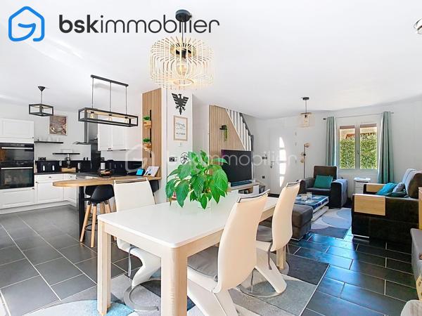 EXCLUSIVITÉ – SAINT-ÉTIENNE-DU-ROUVRAY  🏡 magnifique maison  d’environ 100 m², construite en 2005, sur un terrain clos de 526 m².

Une maison familiale aux volumes agréables, offrant 4 chambres et aucun travaux à prévoir.

LA MAISON

Au rez-de-chaussée :

Pièce de vie lumineuse d’environ 30 m²
Cuisine aménagée et équipée de 12 m²
Arrière-cuisine/buanderie avec accès direct au garage
Chambre de 12 m² avec double placard
WC
Garage 

À l’étage :
3 chambres d’environ 12 m² chacune, dont une avec dressing
Salle de bains récente de 6 m² avec WC

UN EXTÉRIEUR COUP DE CŒUR 🌿

-Le jardin entièrement clos et sans vis-à-vis, est particulièrement soigné et joliment aménagé. Calme, intimité et une petite ambiance zen : un extérieur où l’on prend plaisir à profiter des beaux jours.
-Terrasse, cabanon de jardin et portail électrique complètent l’ensemble.

LES +
- Classe énergétique C
- Chauffage au gaz de ville chaudière à condensation 
-Toiture en tuiles plates nettoyée, démoussée et repeinte
-Volets roulants solaires Bubendorff domotisés installés en 2025
- Fibre optique
- Moustiquaires aux fenêtres
- Orientation Est-Ouest
- Taxe foncière : 2 000 €

À PROXIMITÉ 📍
- Lignes de bus F3 et F6 et 42 école Paul-Langevin, collège Paul-Éluard et parc omnisports Youri-Gagarine.
- Accès rapide à l’A13 et à la gare SNCF, avec liaisons vers Paris, Caen et Le Havre.

CHERS ACQUÉREURS
Mes clients ont un nouveau projet immobilier. Il est donc important que les visites soient réservées à des acquéreurs ayant UN FINANCEMENT DÉJA ETUDIÉ !!!!
Besoin d’un courtier ? Je peux vous transmettre les coordonnées d’un professionnel de confiance.
L’objectif : un vrai projet, une visite utile… et pourquoi pas un coup de cœur !