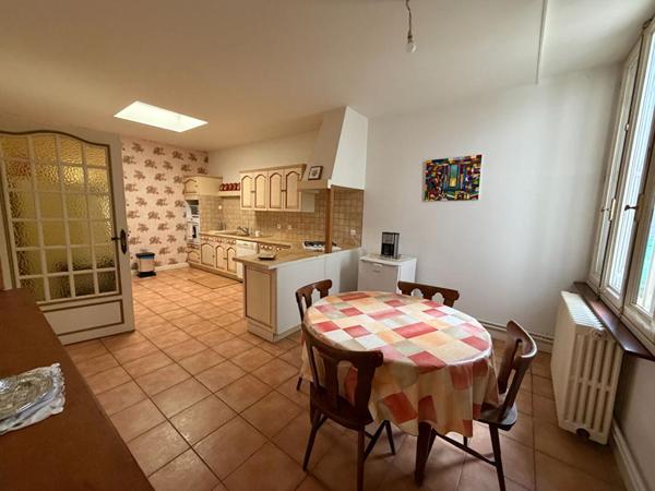 Ensemble immobilier proche du centre ville et de l'isat