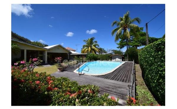 A louer sur Case-Pilote - Villa de type 4 - terrasses - piscine - proche mer