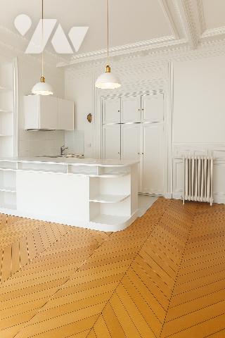 Appartement de charme sur cour arborée, vitrail d’époque, calme et élégance au cœur du 8ᵉ.