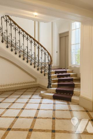 Appartement de charme sur cour arborée, vitrail d’époque, calme et élégance au cœur du 8ᵉ.