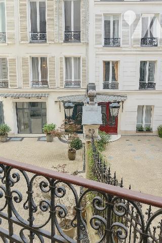 Appartement de charme sur cour arborée, vitrail d’époque, calme et élégance au cœur du 8ᵉ.