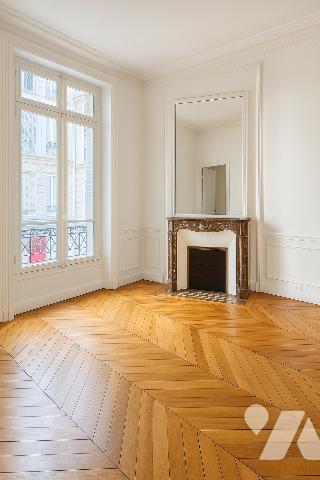 Appartement de charme sur cour arborée, vitrail d’époque, calme et élégance au cœur du 8ᵉ.