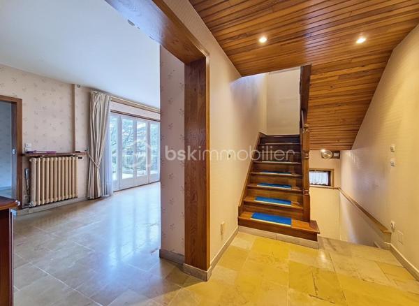 Découvrez cette agréable maison familiale, idéalement située dans un secteur pavillonnaire calme et recherché de Gagny, à proximité immédiate de la mairie, des écoles, des commerces et des transports.

Spacieuse, lumineuse et parfaitement entretenue, cette maison offre un cadre de vie confortable et fonctionnel, idéal pour une famille souhaitant profiter d'un environnement paisible tout en restant proche de toutes les commodités.

Les atouts de la maison :
🏡 Sous-sol total

Grand garage

Atelier

Buanderie

Nombreux espaces de rangement

Fort potentiel d'aménagement (bureau, salle de sport, salle de jeux...)

Rez-de-chaussée
Belle entrée

Salon / salle à manger traversant, lumineux

Cuisine indépendante entièrement équipée

WC indépendants

À l'étage
Palier desservant trois belles chambres

Salle de bains avec WC et Douche à l'italienne



Confort & prestations
✔ Double vitrage PVC
✔ Volets roulants électriques
✔ Chauffage performant
✔ Maison lumineuse
✔ Aucun gros travaux à prévoir
✔ Quartier calme et résidentiel

Extérieurs
Profitez d'un agréable jardin, idéal pour les repas en famille, les enfants ou l'aménagement d'un espace détente. Plusieurs possibilités d'aménagement selon vos envies.

Situation idéale
À proximité des écoles

Commerces accessibles à pied

Transports en commun

Accès rapide aux principaux axes routiers

Environnement calme et recherché

Une maison offrant de beaux volumes, un sous-sol total et un fort potentiel, idéale pour accueillir une famille.

Une visite s'impose ! Contactez-moi  dès aujourd'hui pour découvrir tout le potentiel de cette belle maison.