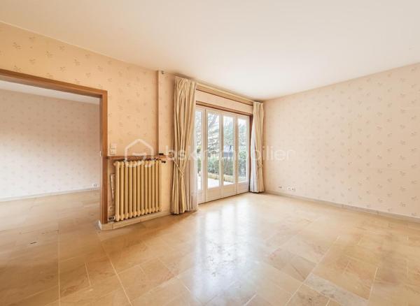 Découvrez cette agréable maison familiale, idéalement située dans un secteur pavillonnaire calme et recherché de Gagny, à proximité immédiate de la mairie, des écoles, des commerces et des transports.

Spacieuse, lumineuse et parfaitement entretenue, cette maison offre un cadre de vie confortable et fonctionnel, idéal pour une famille souhaitant profiter d'un environnement paisible tout en restant proche de toutes les commodités.

Les atouts de la maison :
🏡 Sous-sol total

Grand garage

Atelier

Buanderie

Nombreux espaces de rangement

Fort potentiel d'aménagement (bureau, salle de sport, salle de jeux...)

Rez-de-chaussée
Belle entrée

Salon / salle à manger traversant, lumineux

Cuisine indépendante entièrement équipée

WC indépendants

À l'étage
Palier desservant trois belles chambres

Salle de bains avec WC et Douche à l'italienne



Confort & prestations
✔ Double vitrage PVC
✔ Volets roulants électriques
✔ Chauffage performant
✔ Maison lumineuse
✔ Aucun gros travaux à prévoir
✔ Quartier calme et résidentiel

Extérieurs
Profitez d'un agréable jardin, idéal pour les repas en famille, les enfants ou l'aménagement d'un espace détente. Plusieurs possibilités d'aménagement selon vos envies.

Situation idéale
À proximité des écoles

Commerces accessibles à pied

Transports en commun

Accès rapide aux principaux axes routiers

Environnement calme et recherché

Une maison offrant de beaux volumes, un sous-sol total et un fort potentiel, idéale pour accueillir une famille.

Une visite s'impose ! Contactez-moi  dès aujourd'hui pour découvrir tout le potentiel de cette belle maison.