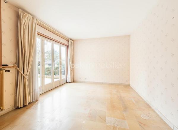 Découvrez cette agréable maison familiale, idéalement située dans un secteur pavillonnaire calme et recherché de Gagny, à proximité immédiate de la mairie, des écoles, des commerces et des transports.

Spacieuse, lumineuse et parfaitement entretenue, cette maison offre un cadre de vie confortable et fonctionnel, idéal pour une famille souhaitant profiter d'un environnement paisible tout en restant proche de toutes les commodités.

Les atouts de la maison :
🏡 Sous-sol total

Grand garage

Atelier

Buanderie

Nombreux espaces de rangement

Fort potentiel d'aménagement (bureau, salle de sport, salle de jeux...)

Rez-de-chaussée
Belle entrée

Salon / salle à manger traversant, lumineux

Cuisine indépendante entièrement équipée

WC indépendants

À l'étage
Palier desservant trois belles chambres

Salle de bains avec WC et Douche à l'italienne



Confort & prestations
✔ Double vitrage PVC
✔ Volets roulants électriques
✔ Chauffage performant
✔ Maison lumineuse
✔ Aucun gros travaux à prévoir
✔ Quartier calme et résidentiel

Extérieurs
Profitez d'un agréable jardin, idéal pour les repas en famille, les enfants ou l'aménagement d'un espace détente. Plusieurs possibilités d'aménagement selon vos envies.

Situation idéale
À proximité des écoles

Commerces accessibles à pied

Transports en commun

Accès rapide aux principaux axes routiers

Environnement calme et recherché

Une maison offrant de beaux volumes, un sous-sol total et un fort potentiel, idéale pour accueillir une famille.

Une visite s'impose ! Contactez-moi  dès aujourd'hui pour découvrir tout le potentiel de cette belle maison.