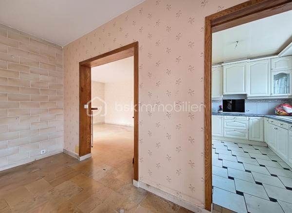 Découvrez cette agréable maison familiale, idéalement située dans un secteur pavillonnaire calme et recherché de Gagny, à proximité immédiate de la mairie, des écoles, des commerces et des transports.

Spacieuse, lumineuse et parfaitement entretenue, cette maison offre un cadre de vie confortable et fonctionnel, idéal pour une famille souhaitant profiter d'un environnement paisible tout en restant proche de toutes les commodités.

Les atouts de la maison :
🏡 Sous-sol total

Grand garage

Atelier

Buanderie

Nombreux espaces de rangement

Fort potentiel d'aménagement (bureau, salle de sport, salle de jeux...)

Rez-de-chaussée
Belle entrée

Salon / salle à manger traversant, lumineux

Cuisine indépendante entièrement équipée

WC indépendants

À l'étage
Palier desservant trois belles chambres

Salle de bains avec WC et Douche à l'italienne



Confort & prestations
✔ Double vitrage PVC
✔ Volets roulants électriques
✔ Chauffage performant
✔ Maison lumineuse
✔ Aucun gros travaux à prévoir
✔ Quartier calme et résidentiel

Extérieurs
Profitez d'un agréable jardin, idéal pour les repas en famille, les enfants ou l'aménagement d'un espace détente. Plusieurs possibilités d'aménagement selon vos envies.

Situation idéale
À proximité des écoles

Commerces accessibles à pied

Transports en commun

Accès rapide aux principaux axes routiers

Environnement calme et recherché

Une maison offrant de beaux volumes, un sous-sol total et un fort potentiel, idéale pour accueillir une famille.

Une visite s'impose ! Contactez-moi  dès aujourd'hui pour découvrir tout le potentiel de cette belle maison.