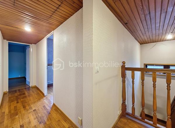 Découvrez cette agréable maison familiale, idéalement située dans un secteur pavillonnaire calme et recherché de Gagny, à proximité immédiate de la mairie, des écoles, des commerces et des transports.

Spacieuse, lumineuse et parfaitement entretenue, cette maison offre un cadre de vie confortable et fonctionnel, idéal pour une famille souhaitant profiter d'un environnement paisible tout en restant proche de toutes les commodités.

Les atouts de la maison :
🏡 Sous-sol total

Grand garage

Atelier

Buanderie

Nombreux espaces de rangement

Fort potentiel d'aménagement (bureau, salle de sport, salle de jeux...)

Rez-de-chaussée
Belle entrée

Salon / salle à manger traversant, lumineux

Cuisine indépendante entièrement équipée

WC indépendants

À l'étage
Palier desservant trois belles chambres

Salle de bains avec WC et Douche à l'italienne



Confort & prestations
✔ Double vitrage PVC
✔ Volets roulants électriques
✔ Chauffage performant
✔ Maison lumineuse
✔ Aucun gros travaux à prévoir
✔ Quartier calme et résidentiel

Extérieurs
Profitez d'un agréable jardin, idéal pour les repas en famille, les enfants ou l'aménagement d'un espace détente. Plusieurs possibilités d'aménagement selon vos envies.

Situation idéale
À proximité des écoles

Commerces accessibles à pied

Transports en commun

Accès rapide aux principaux axes routiers

Environnement calme et recherché

Une maison offrant de beaux volumes, un sous-sol total et un fort potentiel, idéale pour accueillir une famille.

Une visite s'impose ! Contactez-moi  dès aujourd'hui pour découvrir tout le potentiel de cette belle maison.