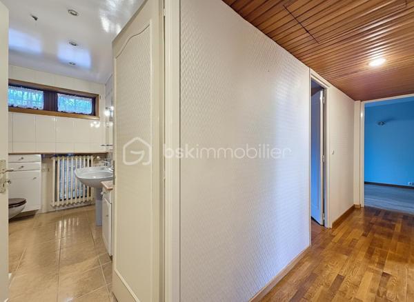 Découvrez cette agréable maison familiale, idéalement située dans un secteur pavillonnaire calme et recherché de Gagny, à proximité immédiate de la mairie, des écoles, des commerces et des transports.

Spacieuse, lumineuse et parfaitement entretenue, cette maison offre un cadre de vie confortable et fonctionnel, idéal pour une famille souhaitant profiter d'un environnement paisible tout en restant proche de toutes les commodités.

Les atouts de la maison :
🏡 Sous-sol total

Grand garage

Atelier

Buanderie

Nombreux espaces de rangement

Fort potentiel d'aménagement (bureau, salle de sport, salle de jeux...)

Rez-de-chaussée
Belle entrée

Salon / salle à manger traversant, lumineux

Cuisine indépendante entièrement équipée

WC indépendants

À l'étage
Palier desservant trois belles chambres

Salle de bains avec WC et Douche à l'italienne



Confort & prestations
✔ Double vitrage PVC
✔ Volets roulants électriques
✔ Chauffage performant
✔ Maison lumineuse
✔ Aucun gros travaux à prévoir
✔ Quartier calme et résidentiel

Extérieurs
Profitez d'un agréable jardin, idéal pour les repas en famille, les enfants ou l'aménagement d'un espace détente. Plusieurs possibilités d'aménagement selon vos envies.

Situation idéale
À proximité des écoles

Commerces accessibles à pied

Transports en commun

Accès rapide aux principaux axes routiers

Environnement calme et recherché

Une maison offrant de beaux volumes, un sous-sol total et un fort potentiel, idéale pour accueillir une famille.

Une visite s'impose ! Contactez-moi  dès aujourd'hui pour découvrir tout le potentiel de cette belle maison.
