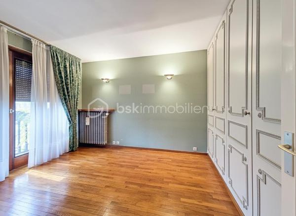 Découvrez cette agréable maison familiale, idéalement située dans un secteur pavillonnaire calme et recherché de Gagny, à proximité immédiate de la mairie, des écoles, des commerces et des transports.

Spacieuse, lumineuse et parfaitement entretenue, cette maison offre un cadre de vie confortable et fonctionnel, idéal pour une famille souhaitant profiter d'un environnement paisible tout en restant proche de toutes les commodités.

Les atouts de la maison :
🏡 Sous-sol total

Grand garage

Atelier

Buanderie

Nombreux espaces de rangement

Fort potentiel d'aménagement (bureau, salle de sport, salle de jeux...)

Rez-de-chaussée
Belle entrée

Salon / salle à manger traversant, lumineux

Cuisine indépendante entièrement équipée

WC indépendants

À l'étage
Palier desservant trois belles chambres

Salle de bains avec WC et Douche à l'italienne



Confort & prestations
✔ Double vitrage PVC
✔ Volets roulants électriques
✔ Chauffage performant
✔ Maison lumineuse
✔ Aucun gros travaux à prévoir
✔ Quartier calme et résidentiel

Extérieurs
Profitez d'un agréable jardin, idéal pour les repas en famille, les enfants ou l'aménagement d'un espace détente. Plusieurs possibilités d'aménagement selon vos envies.

Situation idéale
À proximité des écoles

Commerces accessibles à pied

Transports en commun

Accès rapide aux principaux axes routiers

Environnement calme et recherché

Une maison offrant de beaux volumes, un sous-sol total et un fort potentiel, idéale pour accueillir une famille.

Une visite s'impose ! Contactez-moi  dès aujourd'hui pour découvrir tout le potentiel de cette belle maison.