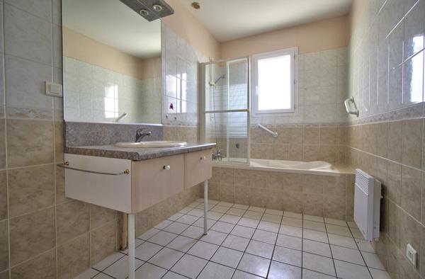 CASTELCULIER - Maison de plain-pied de 94m² avec 3 chambres, garage et jardin de 545m²