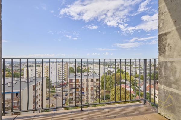 Fresnes (94260) Appartement spacieux au dernier étage.