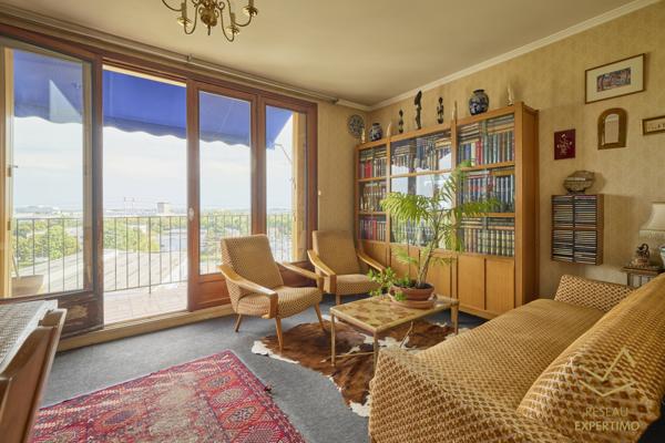 Fresnes (94260) Appartement spacieux au dernier étage.