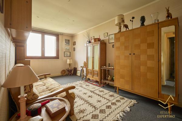 Fresnes (94260) Appartement spacieux au dernier étage.