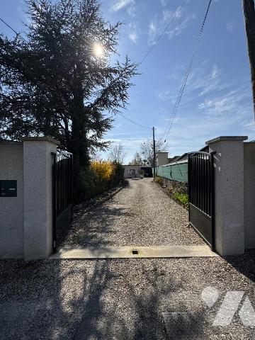 Maison plain-pied 3 chambres, deux garages, une salle d'eau, un wc, 707 m² terrain 