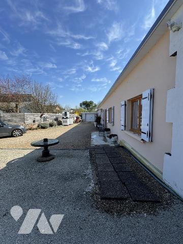 Maison plain-pied 3 chambres, deux garages, une salle d'eau, un wc, 707 m² terrain 