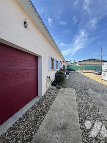 Maison plain-pied 3 chambres, deux garages, une salle d'eau, un wc, 707 m² terrain 