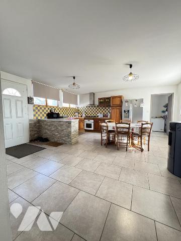 Maison plain-pied 3 chambres, deux garages, une salle d'eau, un wc, 707 m² terrain 